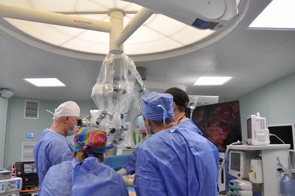 Хирурги Ростовского онкоцентра выполняют операцию ребенку по новой методике